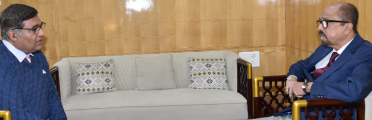 राज्यपाल डेका से संभागीय रेलवे प्रबंधक ने सौजन्य भेंट की