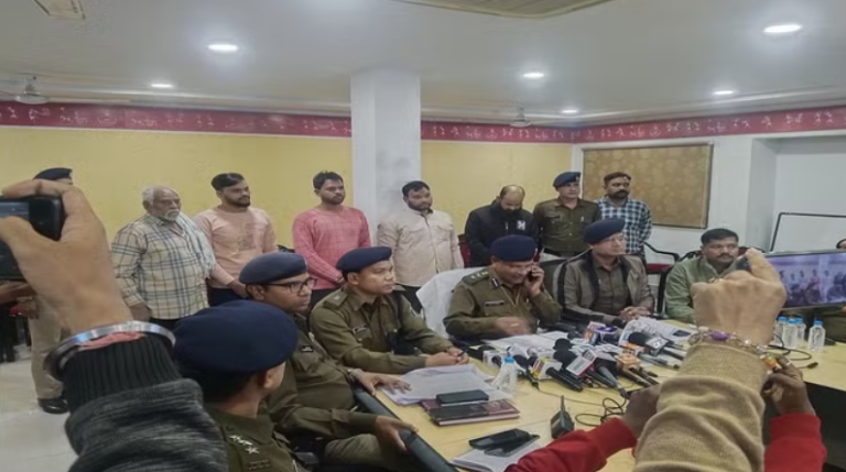 गौमांस बिक्री के आरोप में 6 गिरफ्तार गौमांस बिक्री को भारत में ख़त्म नहीं किया गया तो देश दूध ,दूध से बने पदार्थो से वंचित रहेगी