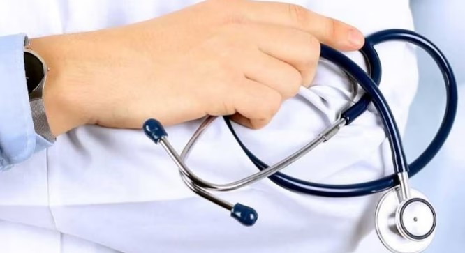 लंबे समय से अनुपस्थित 27 चिकित्सा अधिकारियों व विशेषज्ञ चिकित्सकों पर बड़ी कार्यवाही करते हुए किया गया सेवा मुक्त